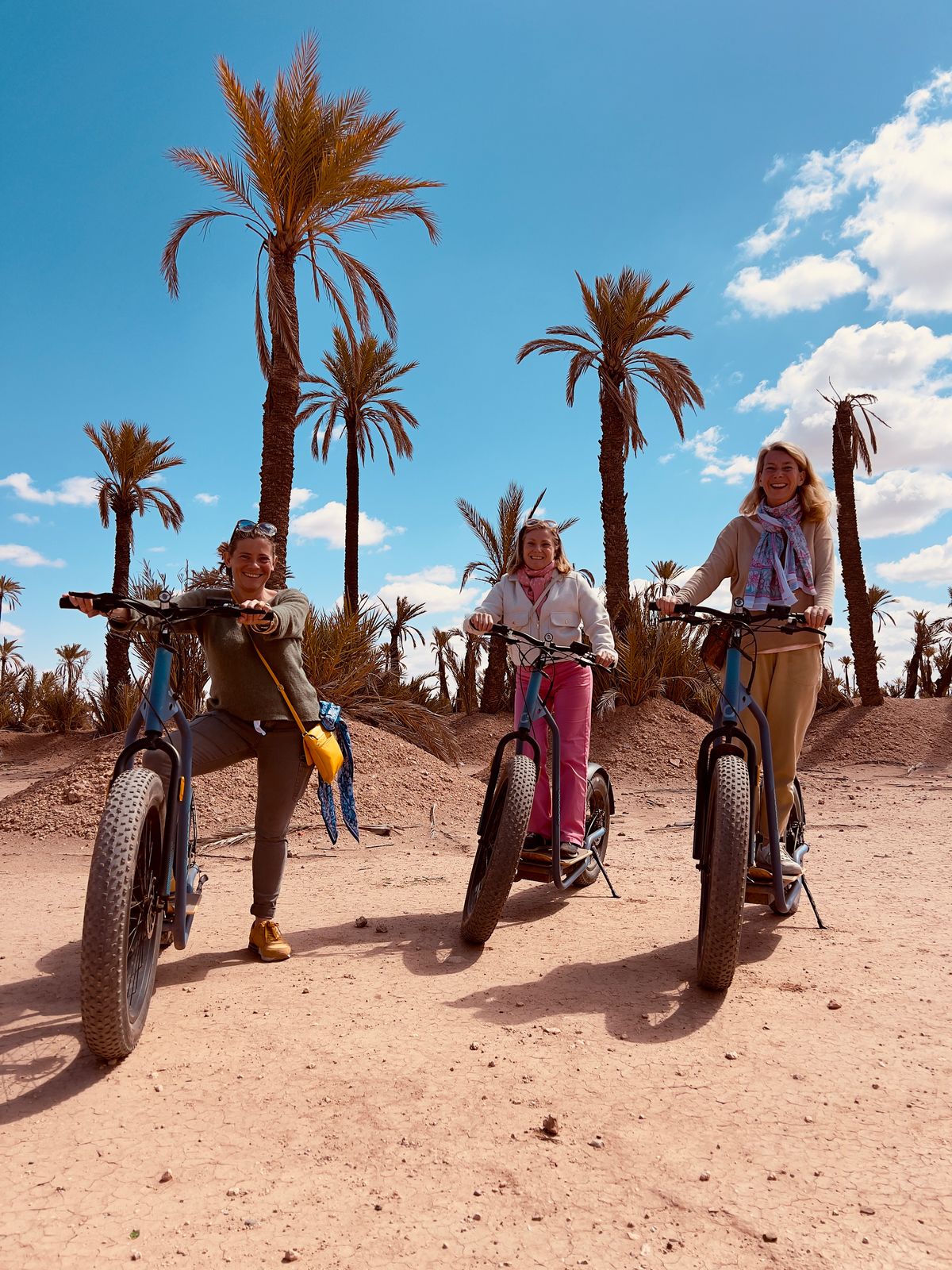 Groupe de 3 femmes en vélo